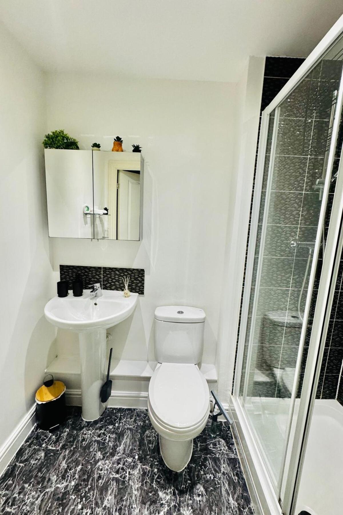 Relocator Hub Parking 6min To M4